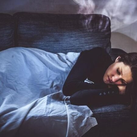 Giải mã giấc mơ: Nằm mơ thấy người chết đánh con gì?